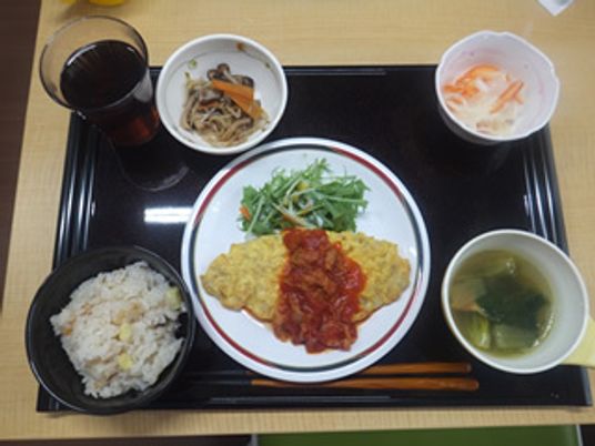 卵料理やごはん、お吸い物が載っているメニューの写真