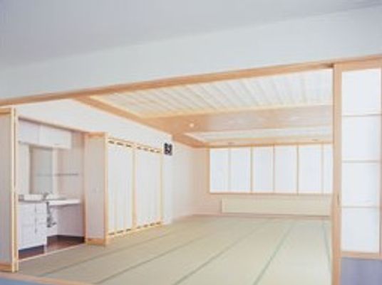 畳が敷いてある施設内の和室の様子。左側に洗面台がある様子がわかる