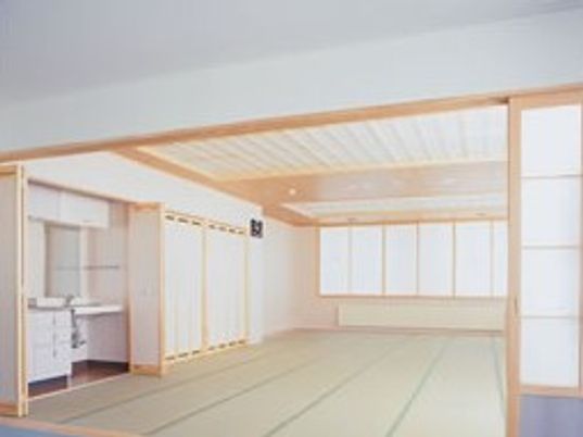 畳が敷いてある施設内の和室の様子。左側に洗面台がある様子がわかる