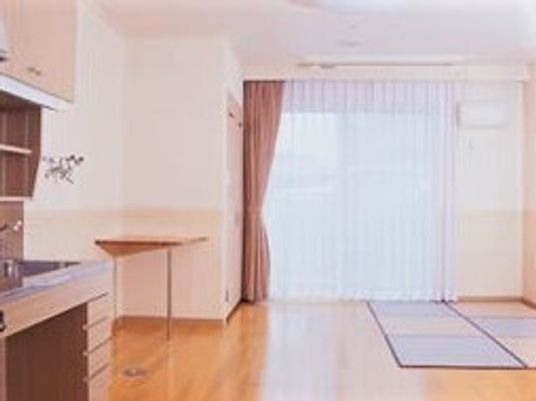 手前にミニキッチンがある施設内の小さなワンルームの様子