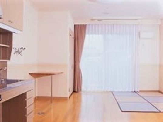 手前にミニキッチンがある施設内の小さなワンルームの様子