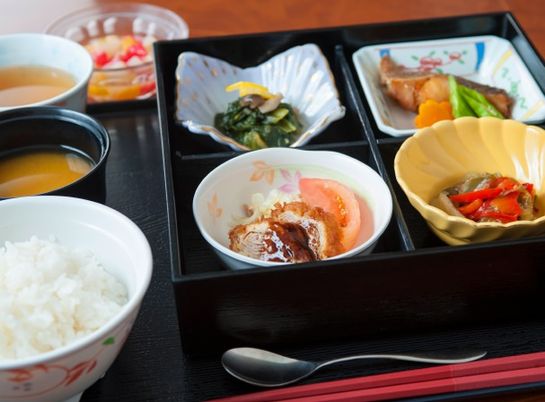 バランスのとれた食事。お重に入ったおかずは彩りもよく食欲を刺激する内容。