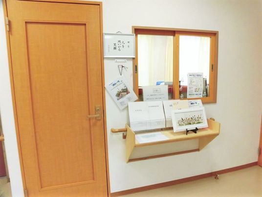 スタッフステーションがある施設内のエントランス部分。手前にドアがある様子