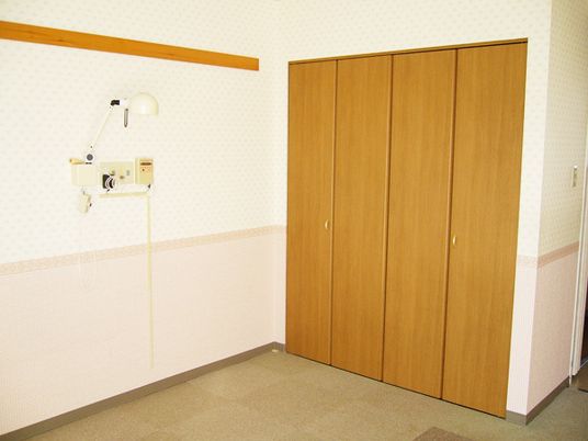 緊急通報装置が付いた居室には大型の収納家具が付いている。