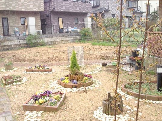 施設中庭に植えられている植物やオブジェを写した写真。広めの中庭の様子