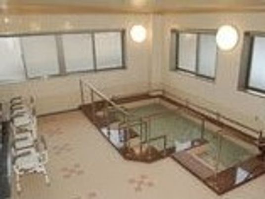 手すりが付いた浴槽がある大浴場の様子。施設内に用意されている浴室