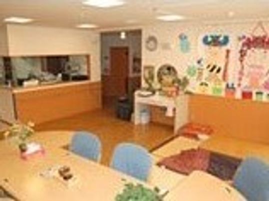 施設内に用意されている共有スペースの写真。椅子とテーブルが並ぶ食堂のような場所