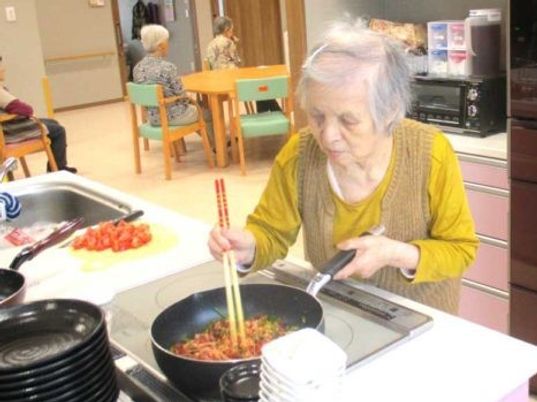 調理のリハビリをしている高齢者の様子。生活リハビリとして調理に取り組んでいる写真