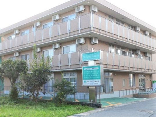 鉄骨造の建物を写した写真。３階建ての建物内に個室が並んでいる様子が分かる