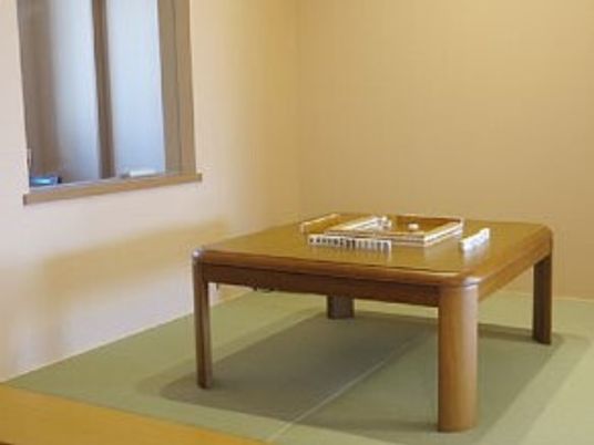 畳の小上がりスペースの様子。和風のテーブルがひとつ置いてあるスペース
