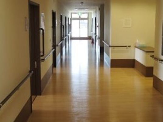 施設内のオールバリアフリーの床の様子。壁に手すりが取り付けられている