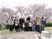 桜の花の下で微笑む老人ホームの入居者。春の行事の際の１枚