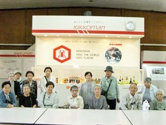外出した際の集合写真。外部施設の前でそろってこちらを向いている様子