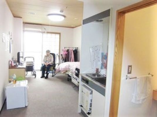 ケアハウス常寿園の居室の写真。キッチンスペースとトイレがある小さな部屋