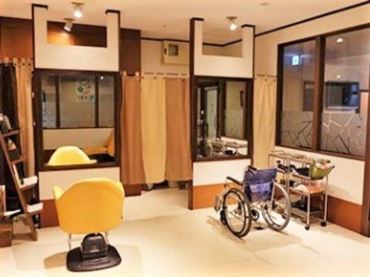 美・理容室には美容院用の回転いすだけでなく、車いすの方用のスペースもある。