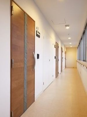 まっすぐに伸びた廊下は日当たりがよく大変明るい。右側に窓、左側に居室がある。