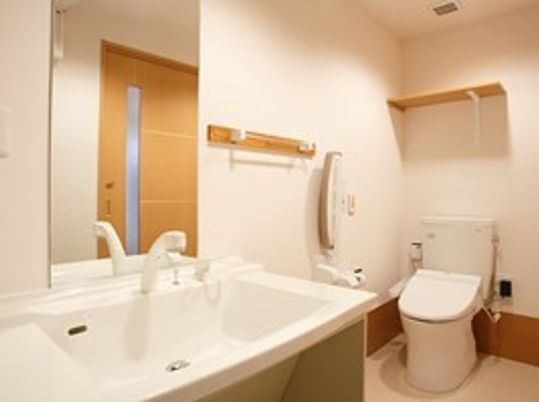 洗面台とトイレが同じスペースに設置され、どちらも車いすの入居者が使いやすいよう考えられたデザイン。