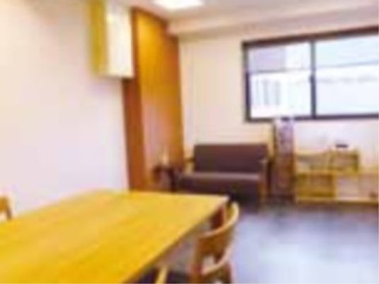 個室だけでなく、共有スペースも居心地の良い空間をご用意。ご利用者様同士で楽しくおしゃべりしていただいています。