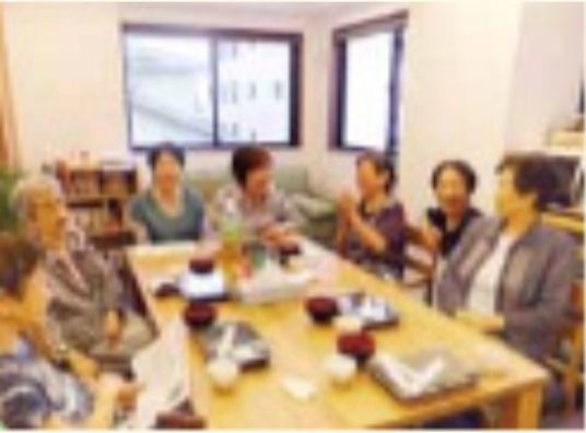 仲間とのおしゃべりや楽しい夕食も大切な活動の一つです。ストレスのない毎日のために、積極的に交流していただいています。