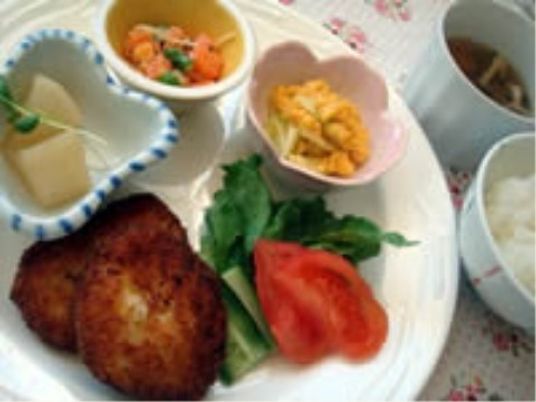 彩り豊かなお食事が食欲をアップさせます。ご利用者様のお体にやさしい、栄養バランスの整ったお食事です。