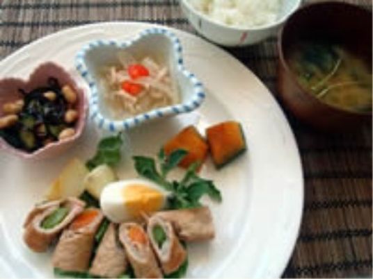 お食事メニューは飽きないように工夫しており、洋食・和食を問わず、おいしさと品数、彩りまで配慮しています。