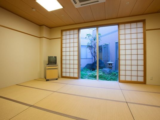 畳敷きの和室の部屋にはテレビが置かれ、庭園を眺めることができる。