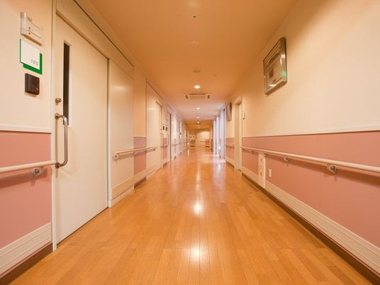 まっすぐな廊下の両サイドには居室があり、全域に手すりが付いて安全に配慮されている。