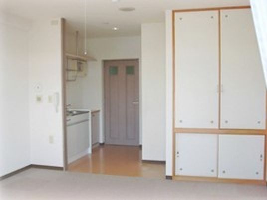収納とキッチンがついている施設内の個室の様子。ワンルームタイプの部屋の写真