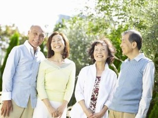 外でほほえむ4名の男女