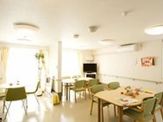 テレビやエアコンがある広々としたリビング。明るい日差しが差し込む部屋