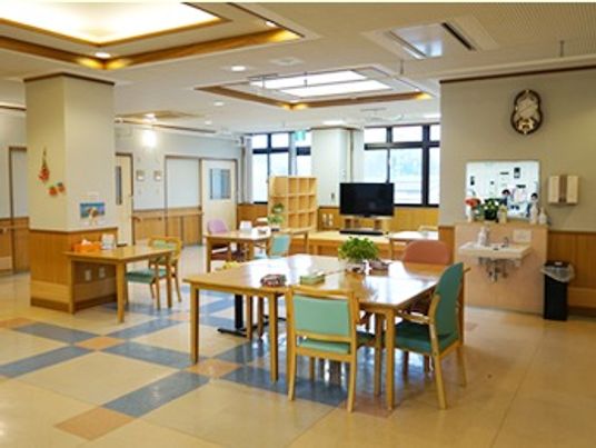 四人掛けのテーブルと椅子が複数組並んでいる食堂の様子。広めのコミュニティホール