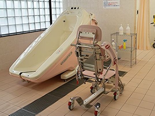 介護浴槽が写っている施設内の浴室の様子。座った姿勢を保てる介護浴槽の写真