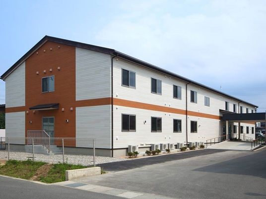 三角屋根が付いた白を基調とした２階建ての建物は日当たり良好で玄関には緩やかなスロープが付いている。
