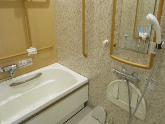 一般浴室には自宅と変わらないサイズの浴槽を完備し、シャワースペースもある。
