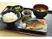 ご飯と魚のおかず、みそ汁、ご飯などが乗っている施設内の食事の様子