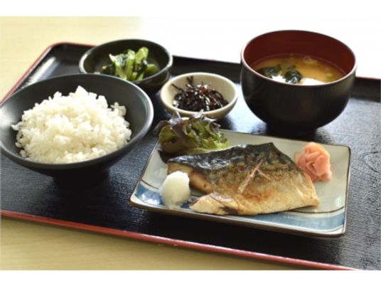 ご飯と魚のおかず、みそ汁、ご飯などが乗っている施設内の食事の様子