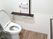 広いトイレには手すりが付き、呼び出しボタンも設置されている。