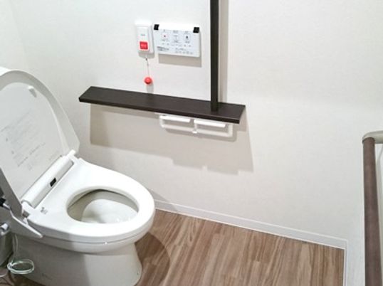 広いトイレには手すりが付き、呼び出しボタンも設置されている。