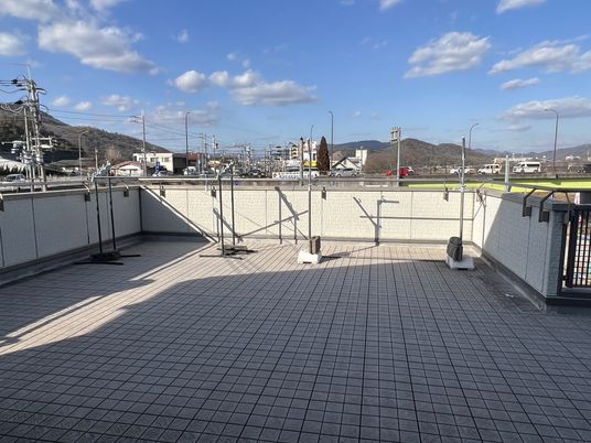 周囲を壁で囲まれた屋外の空間
