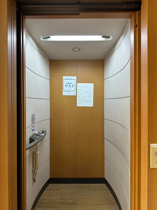 緊急コールが設置されているエレベーター