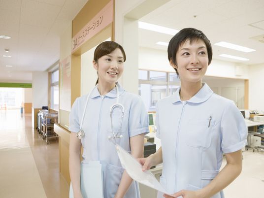 こちらを向いてほほ笑んでいる様子の看護師。医療機関内で写した写真
