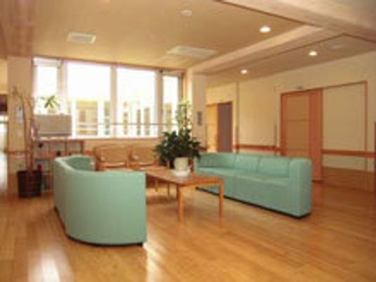 ソファの応接セットが置かれた談話スペース。日当たりがよく明るい雰囲気。