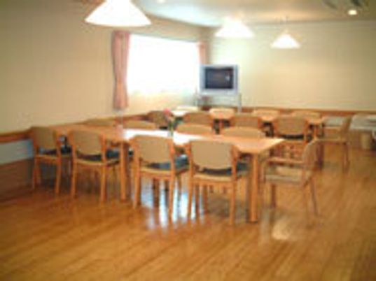 ダイニングテーブルが複数並んだ食堂には奥にテレビコーナーもある。