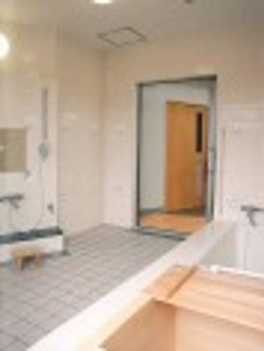 浴室の洗い場や脱衣所が広く、シャワースペースや浴槽が設置されている。