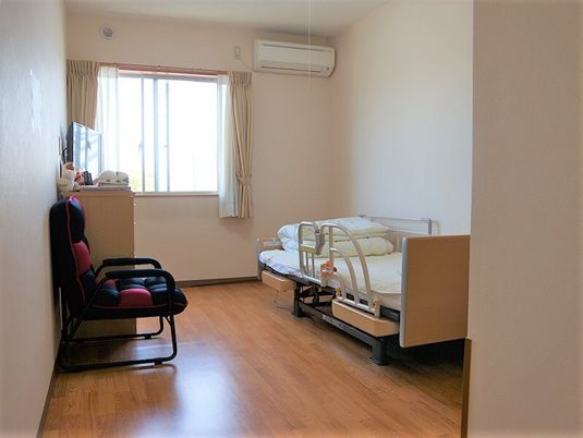 エアコンやベッドを設置したフローリングの居室にはタンスやいすなどの家具も付いている。