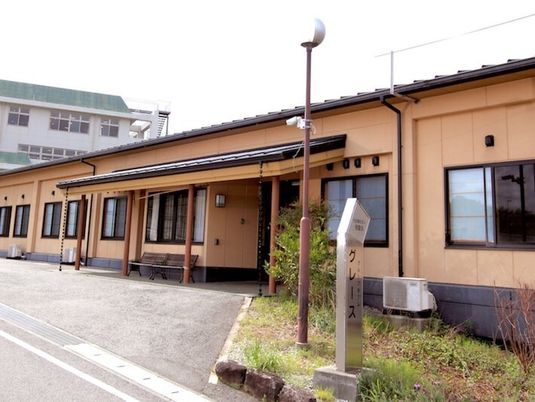 雨除けがついたエントランスの様子。グループホームの玄関付近