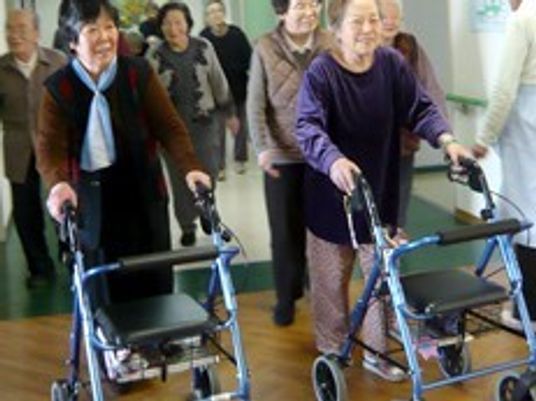 歩行器を利用している入居者も一緒に館内を歩いている様子。