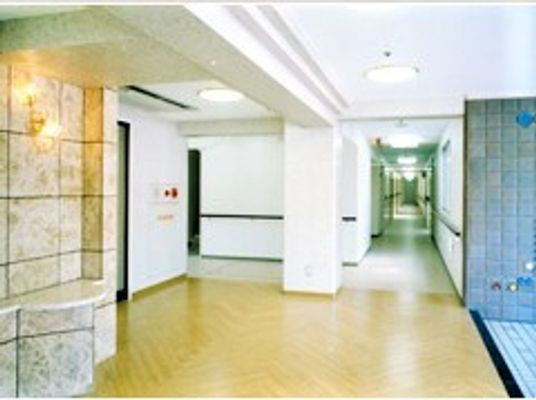 まっすぐな廊下が右手に続き、館内には手すりや照明も付いている。