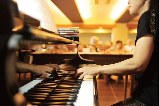 ピアノの演奏を聞いているご入居者様