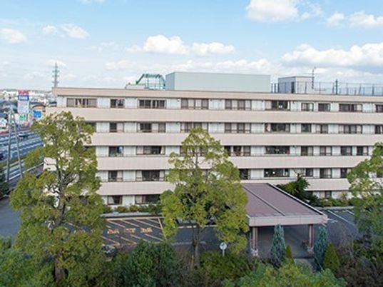 ５階建ての建物をやや遠景からとらえている。